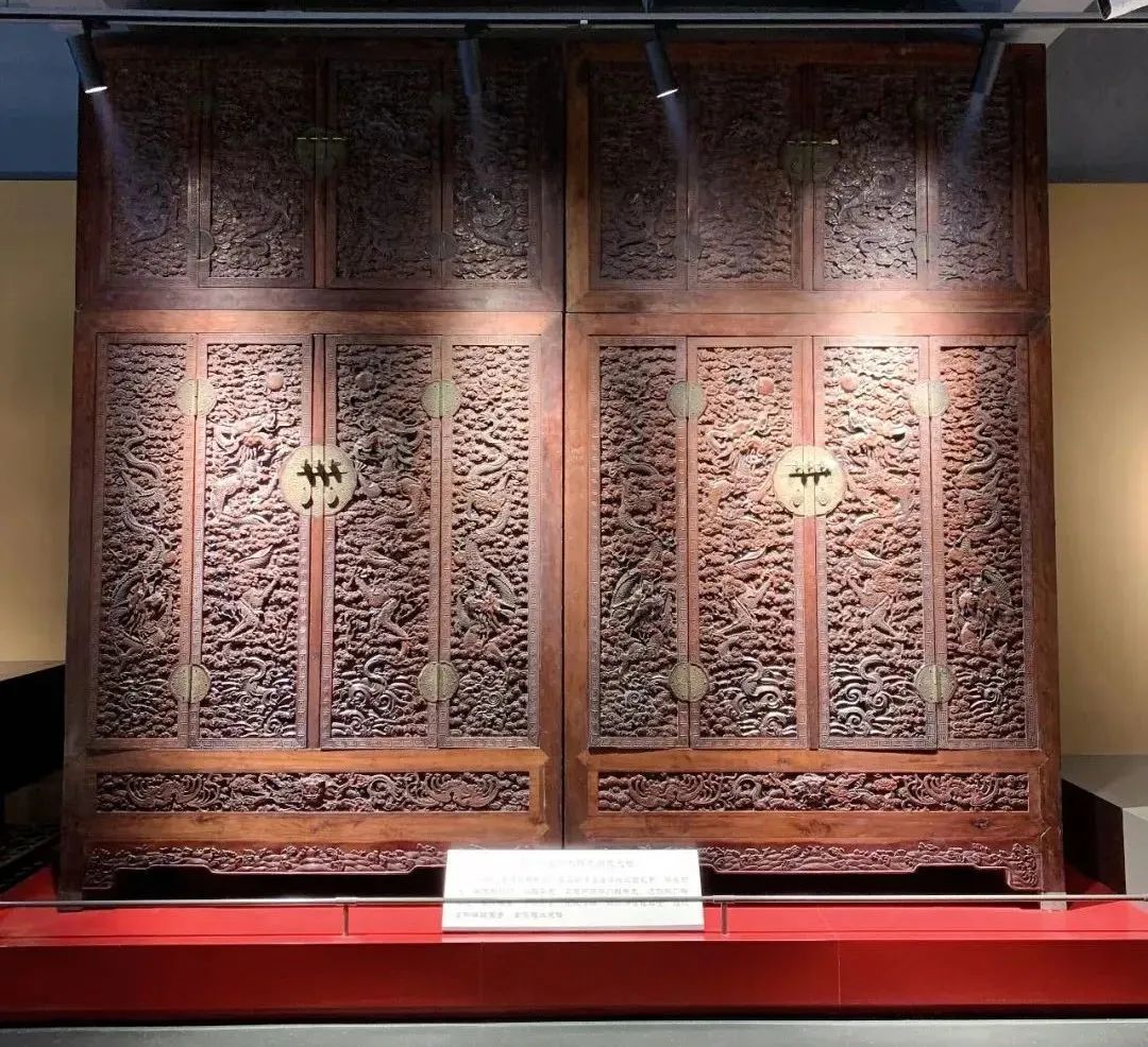 馆藏重器—清代金丝楠木雕龙顶箱大柜
